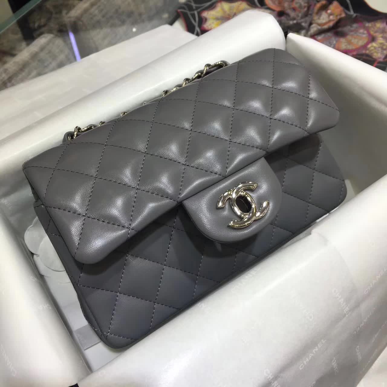 Chanel 香奈儿 Classic Flap 小羊皮 灰色 20cm 五金：银色