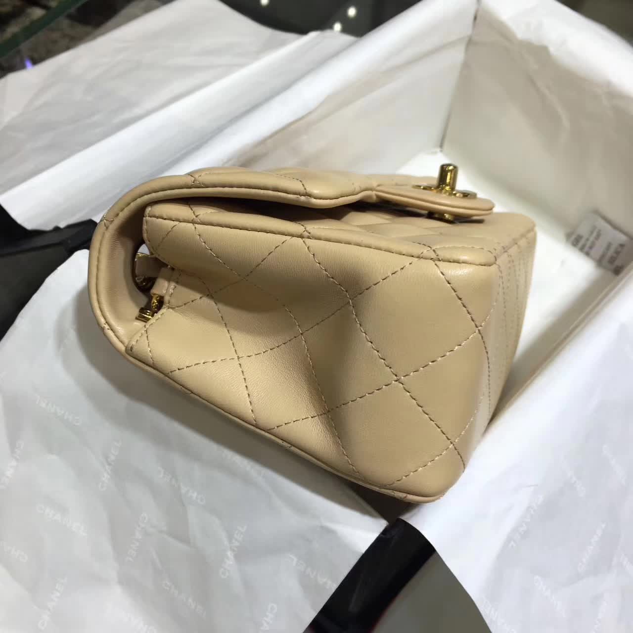 Chanel 香奈儿 Classic Flap 小羊皮 杏色 20cm  五金：金色