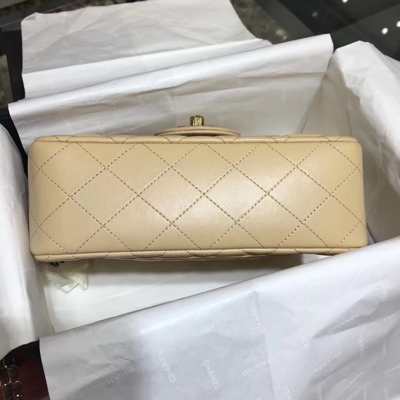 Chanel 香奈儿 Classic Flap 小羊皮 杏色 20cm  五金：金色