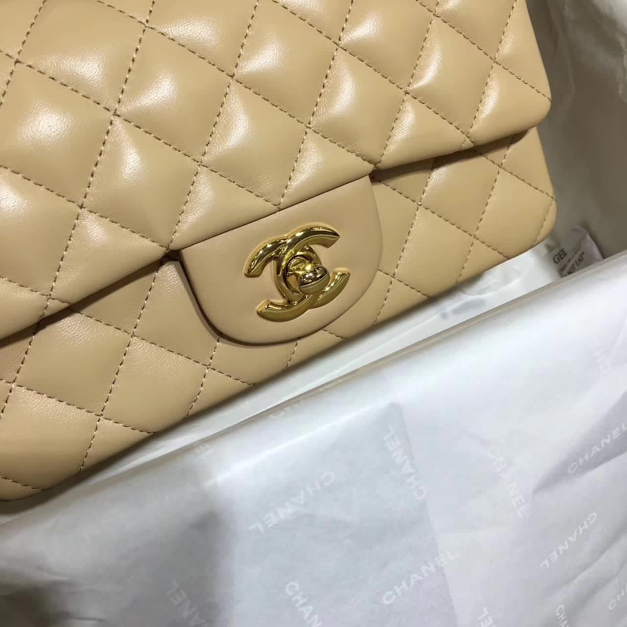 Chanel 香奈儿 Classic Flap 小羊皮 杏色 20cm  五金：金色