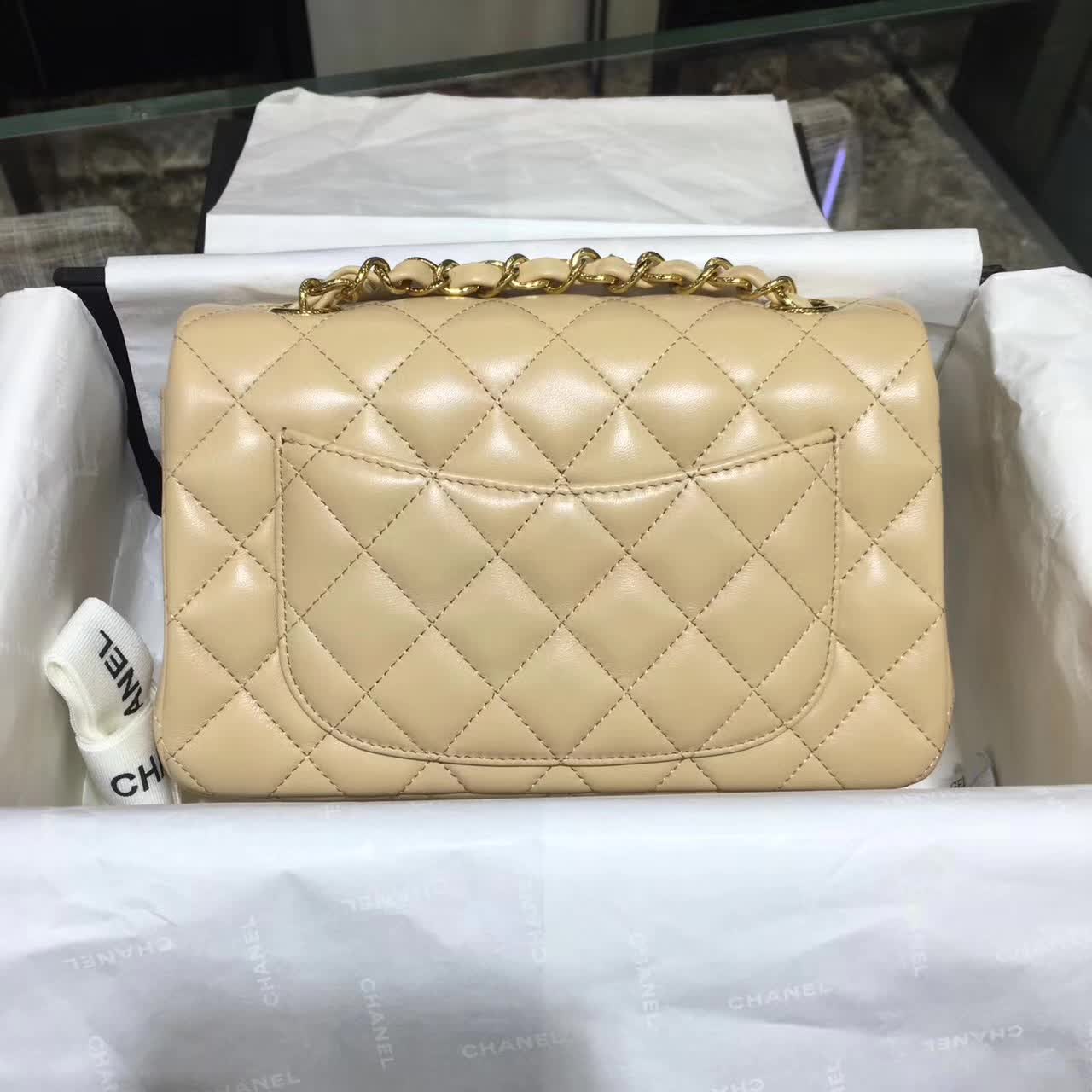 Chanel 香奈儿 Classic Flap 小羊皮 杏色 20cm  五金：金色
