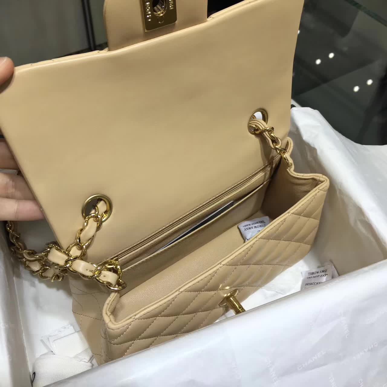 Chanel 香奈儿 Classic Flap 小羊皮 杏色 20cm  五金：金色