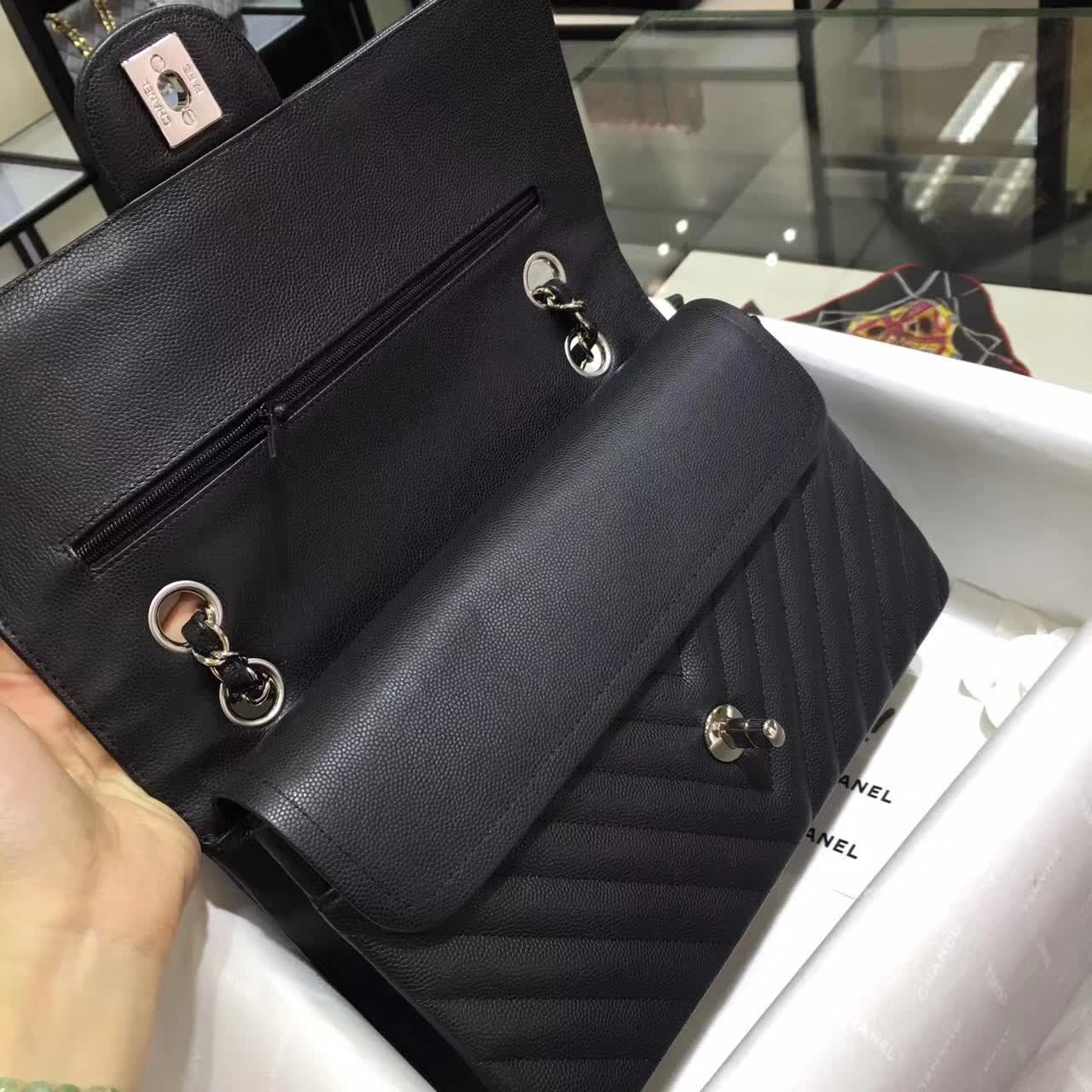 Chanel 香奈儿 V字绣 小鱼子酱 黑色 25cm 五金：银色