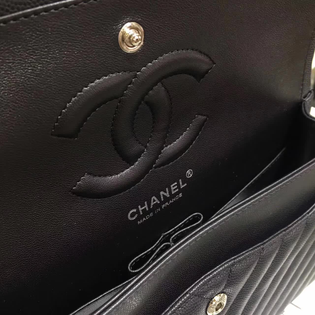 Chanel 香奈儿 V字绣 小鱼子酱 黑色 25cm 五金：银色