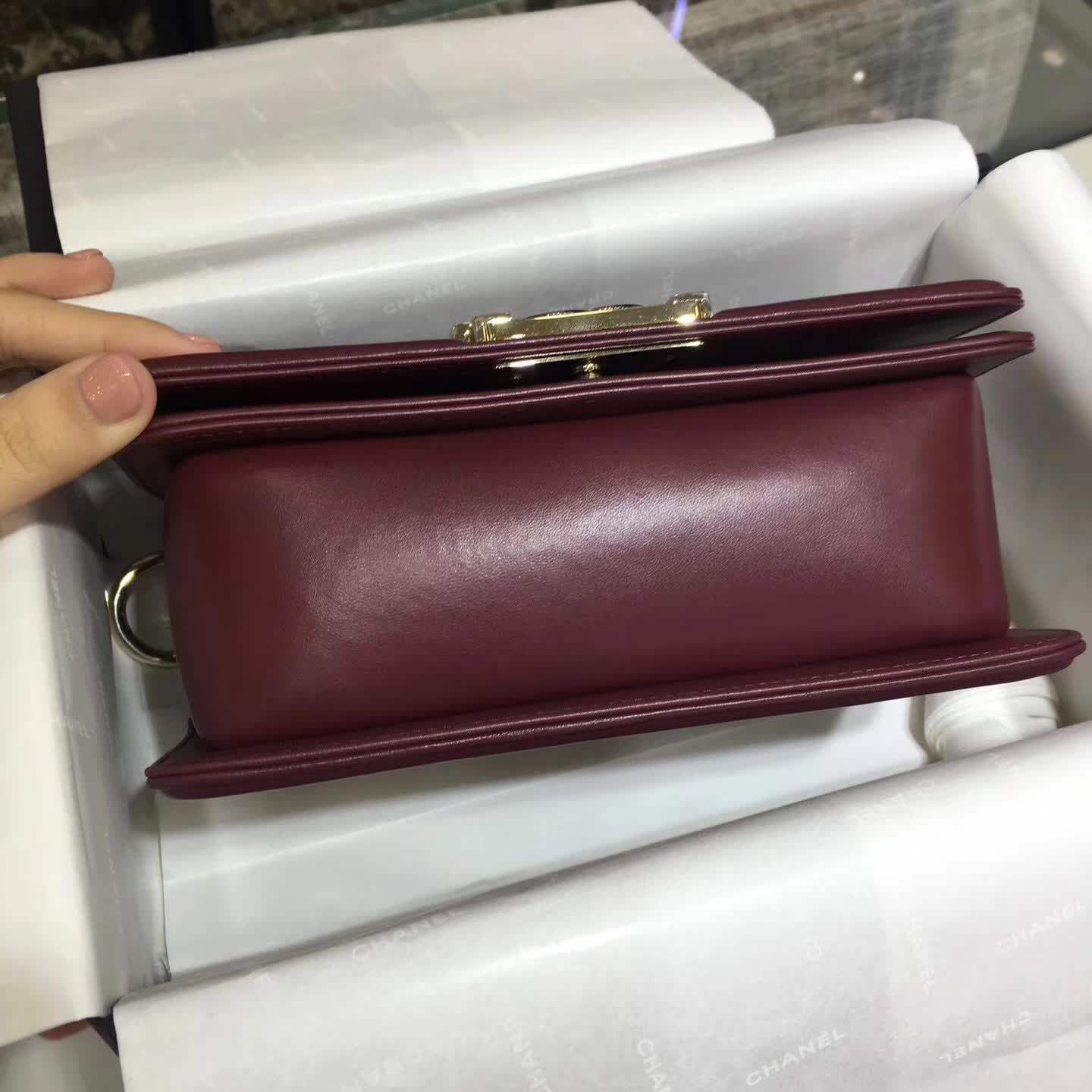 CHANEL Leboy 大V字绣 小羊皮 枣红色 20cm 金色 一件代发
