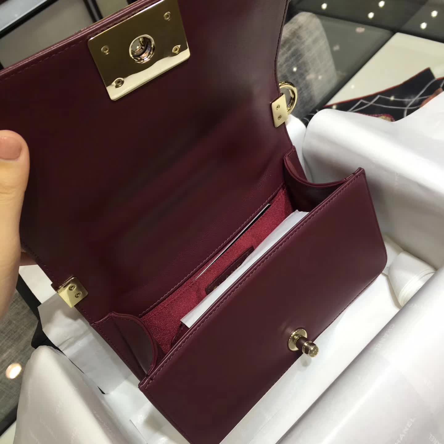 CHANEL Leboy 大V字绣 小羊皮 枣红色 20cm 金色 一件代发