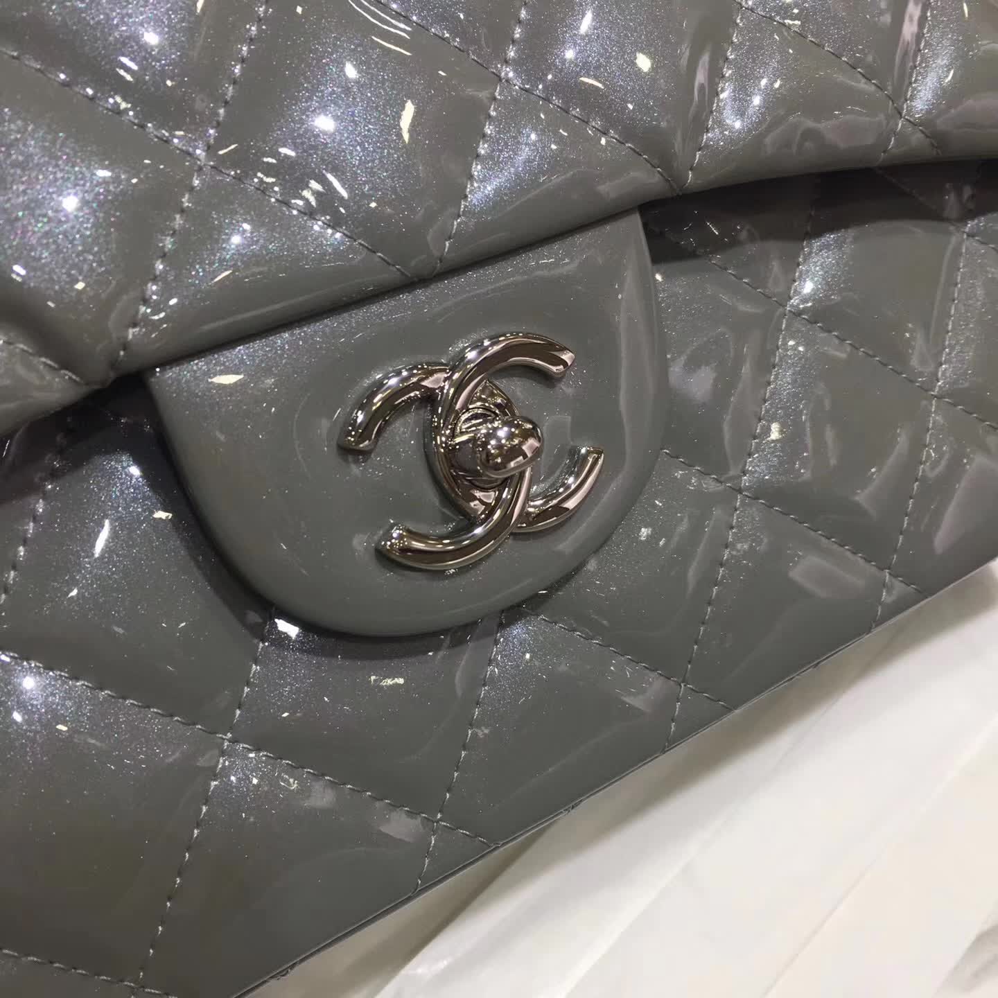 Chanel 香奈儿 Classic Flap 漆皮 银灰色 30cm 五金：银