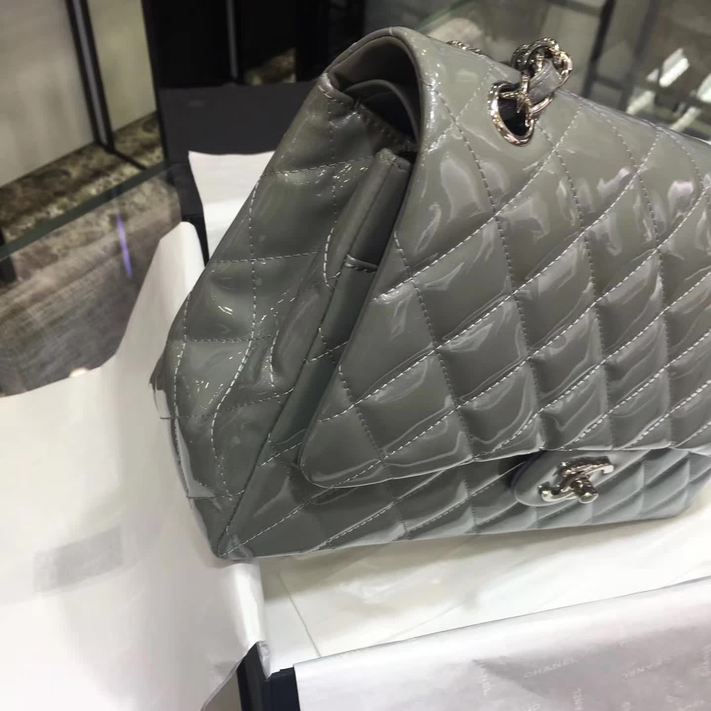 Chanel 香奈儿 Classic Flap 漆皮 银灰色 30cm 五金：银