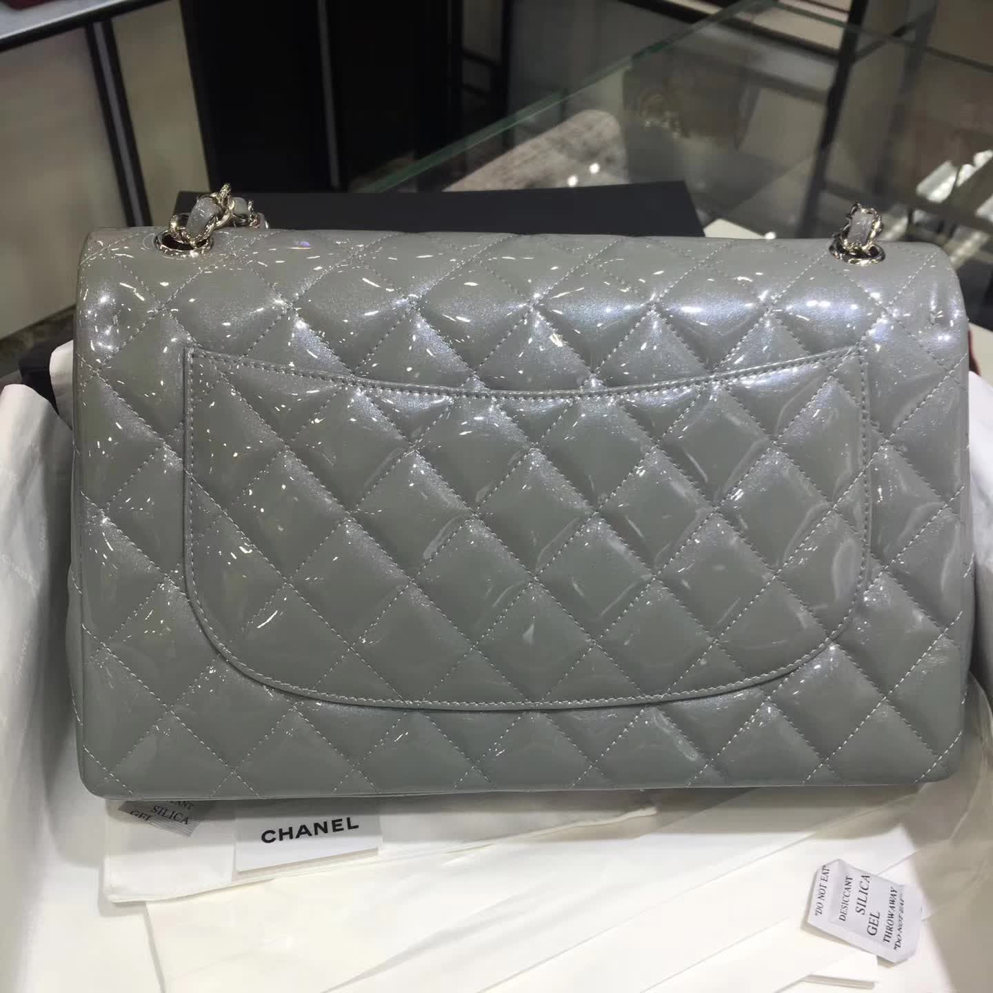 Chanel 香奈儿 Classic Flap 漆皮 银灰色 30cm 五金：银