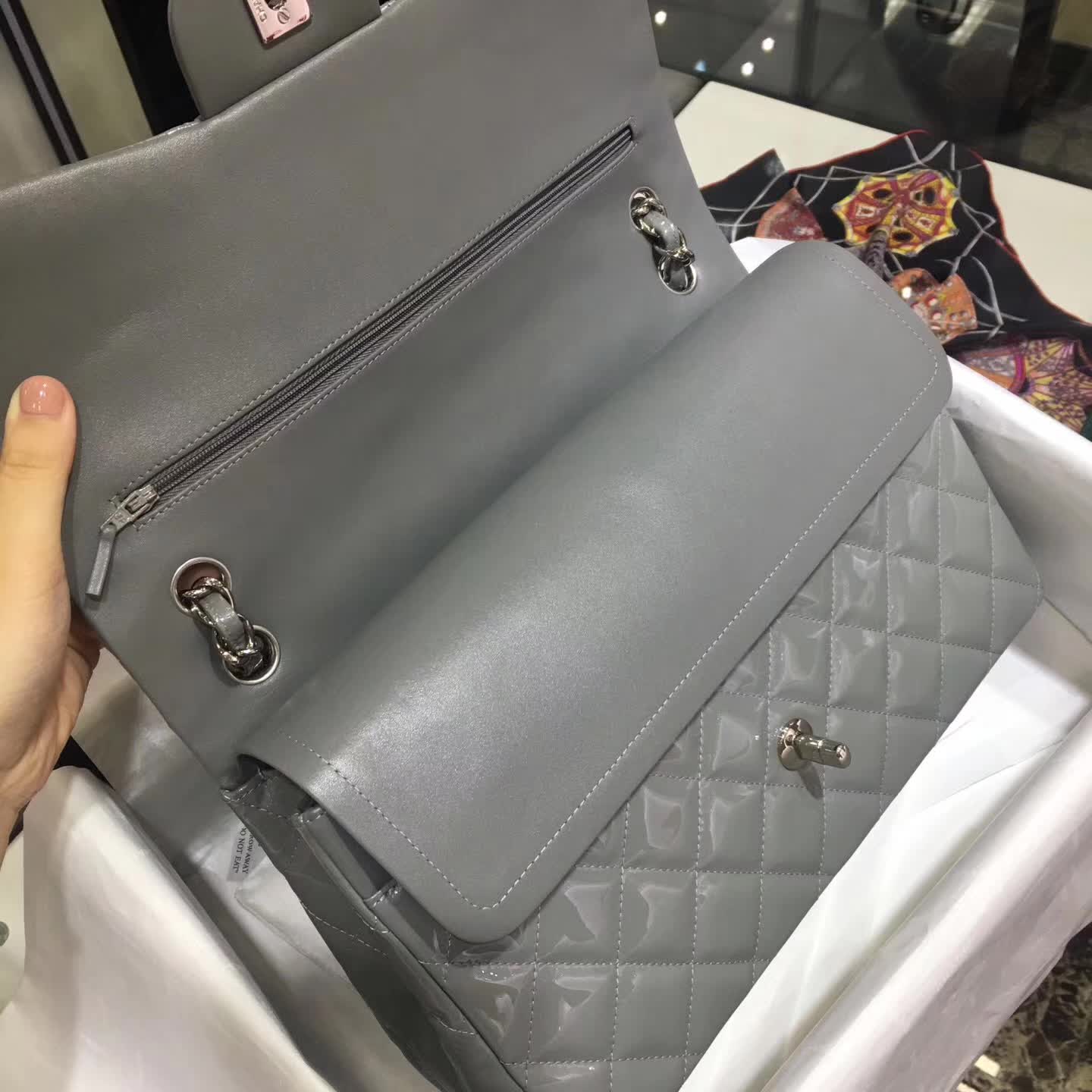 Chanel 香奈儿 Classic Flap 漆皮 银灰色 30cm 五金：银