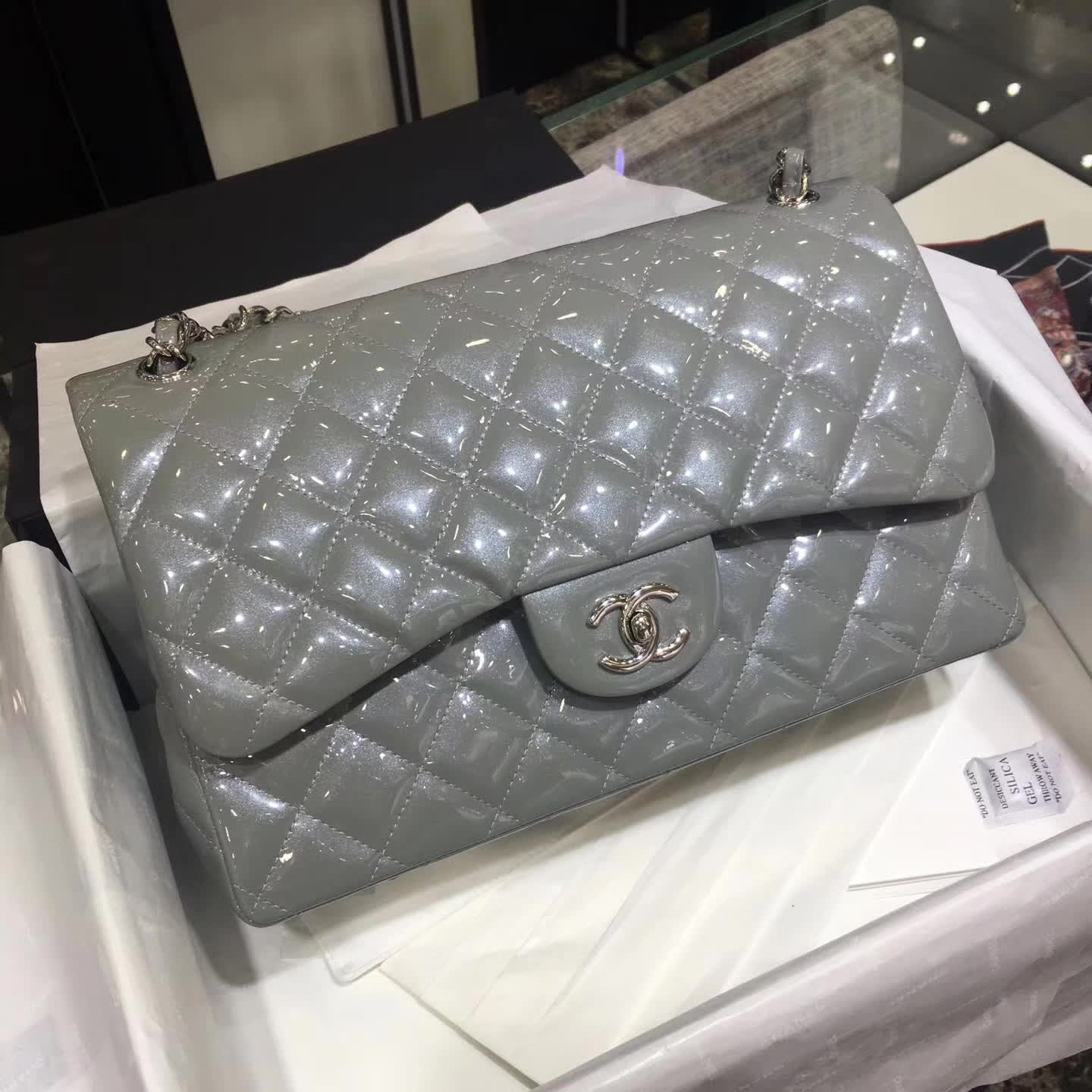 Chanel 香奈儿 Classic Flap 漆皮 银灰色 30cm 五金：银