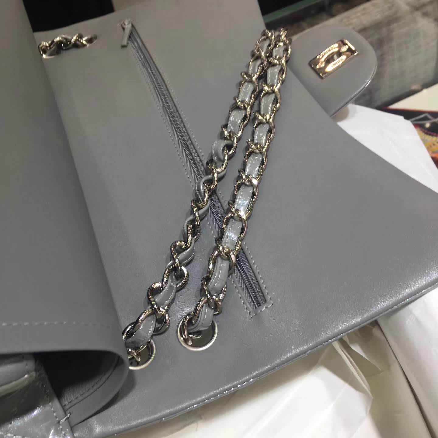 Chanel 香奈儿 Classic Flap 漆皮 银灰色 30cm 五金：银