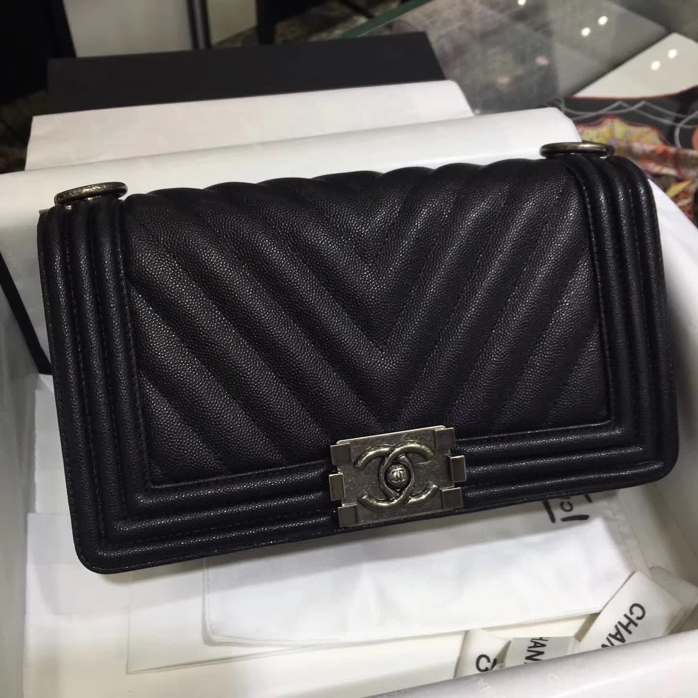 Chanel 香奈儿 Leboy 大V字绣 小球纹 黑色 25cm 五金：古银