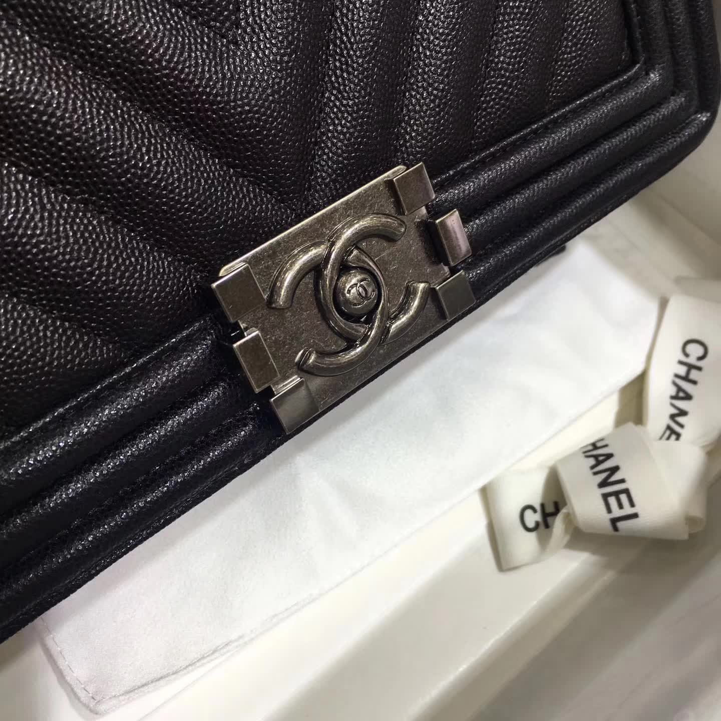 Chanel 香奈儿 Leboy 大V字绣 小球纹 黑色 25cm 五金：古银