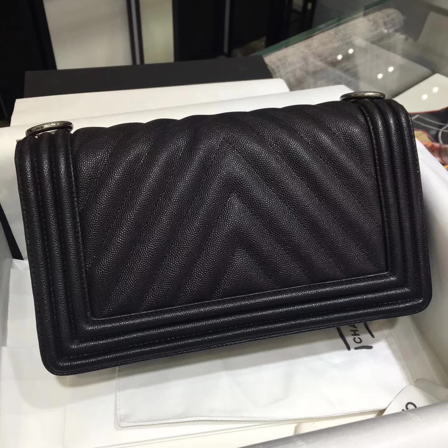 Chanel 香奈儿 Leboy 大V字绣 小球纹 黑色 25cm 五金：古银