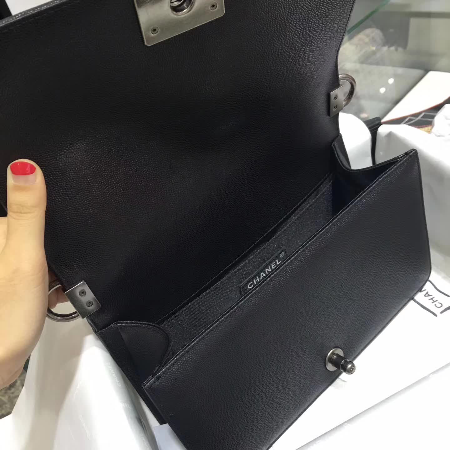 Chanel 香奈儿 Leboy 大V字绣 小球纹 黑色 25cm 五金：古银