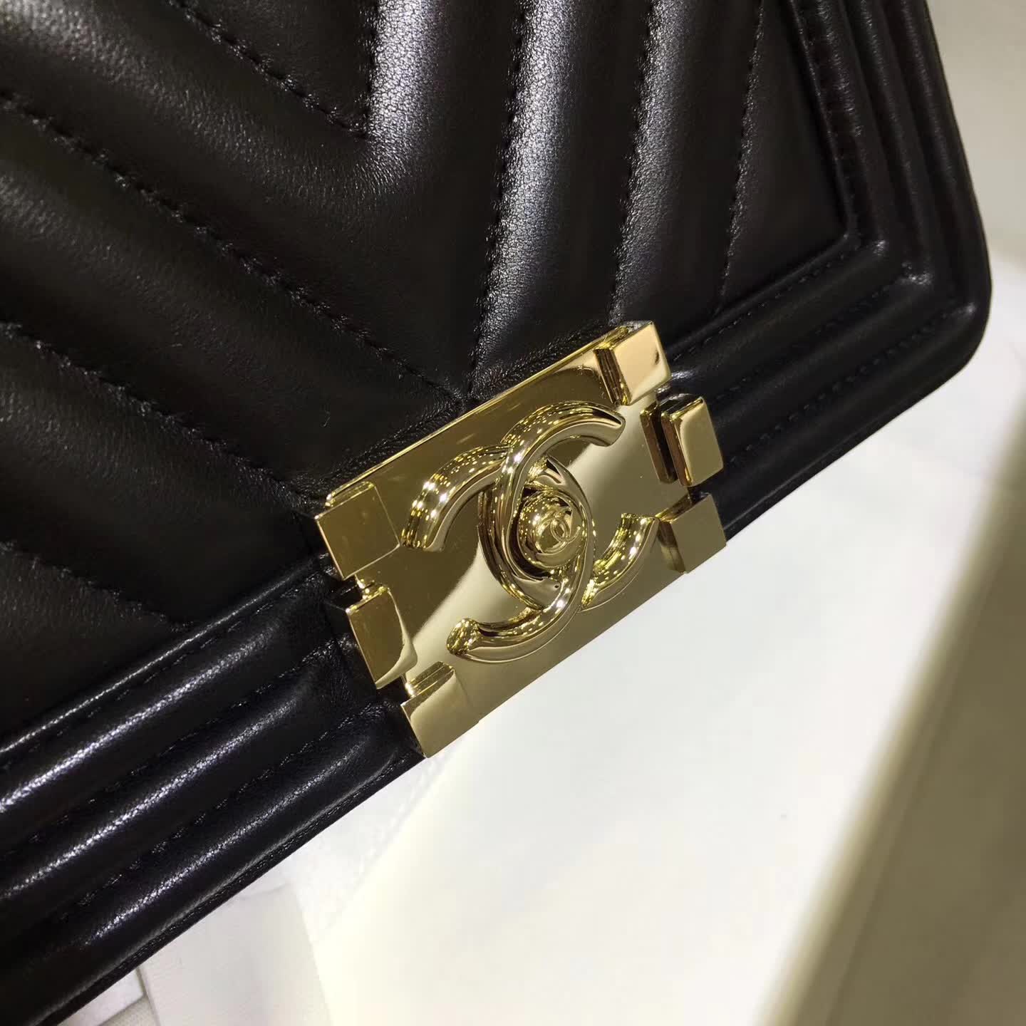 Chanel 香奈儿 Leboy 大V字绣 小羊皮 黑色 20cm 五金：浅金
