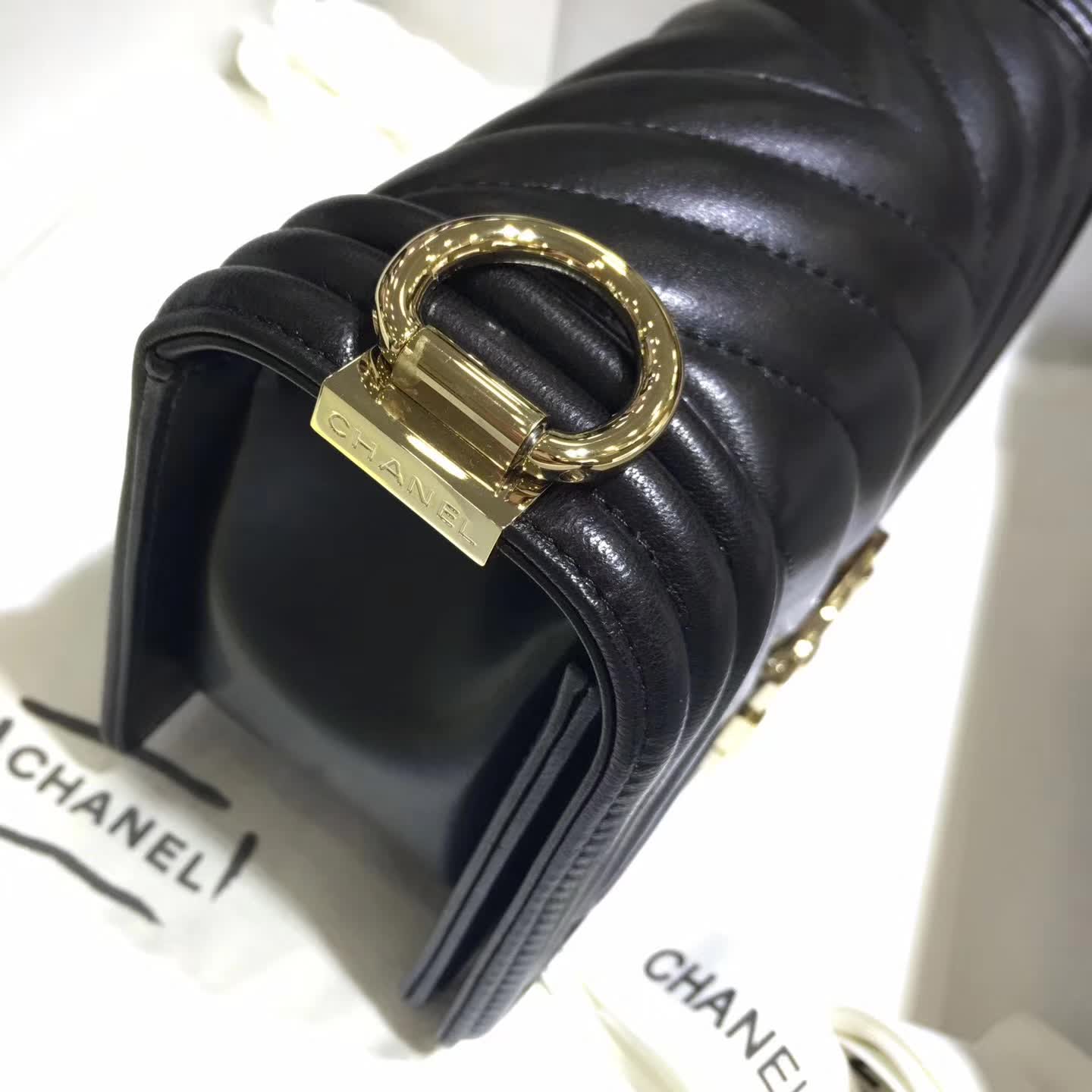 Chanel 香奈儿 Leboy 大V字绣 小羊皮 黑色 20cm 五金：浅金