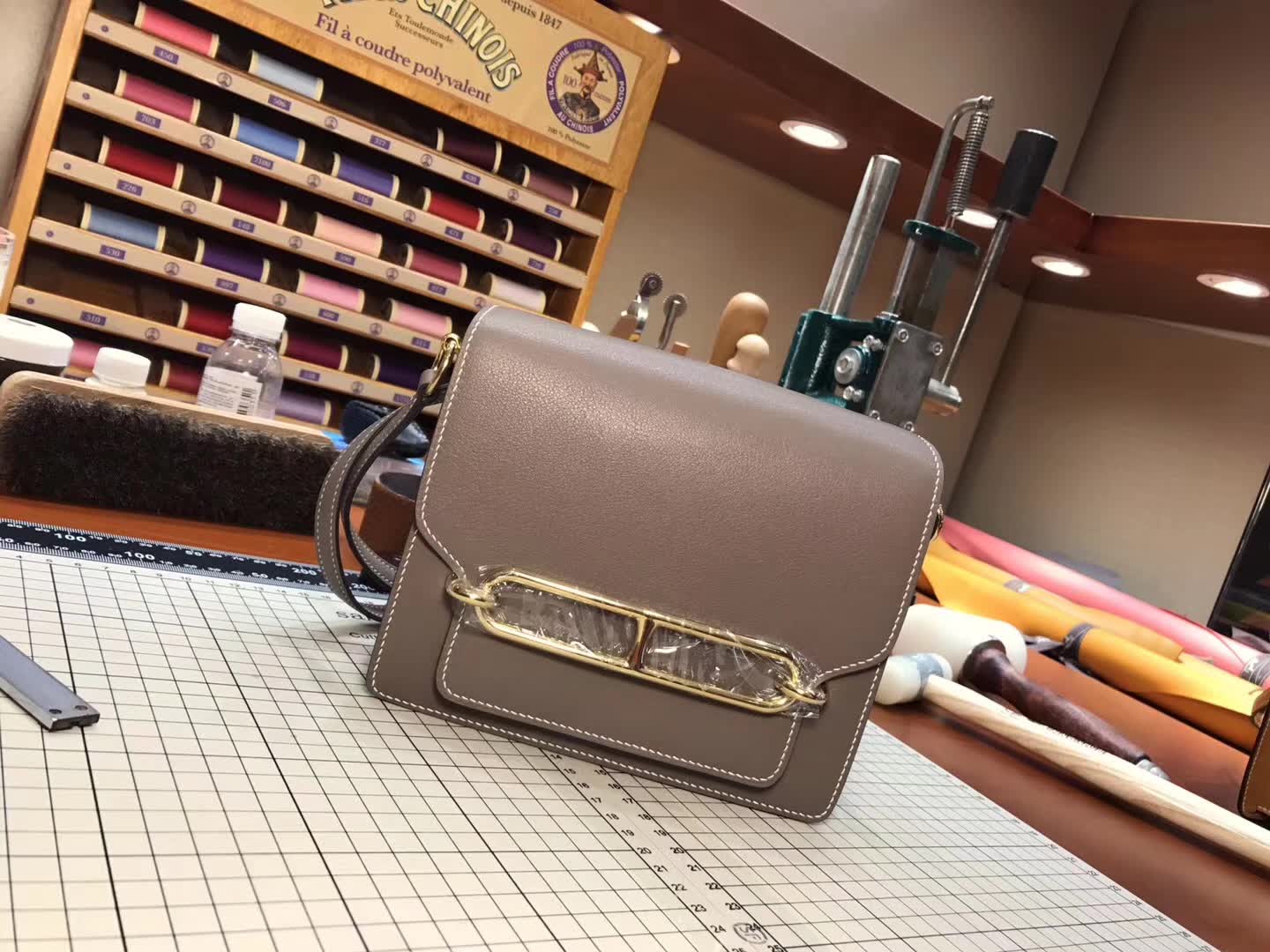 爱马仕官网同步 专柜断货颜色 Hermes Roulis mini 19 大象灰 Etoupe CK18