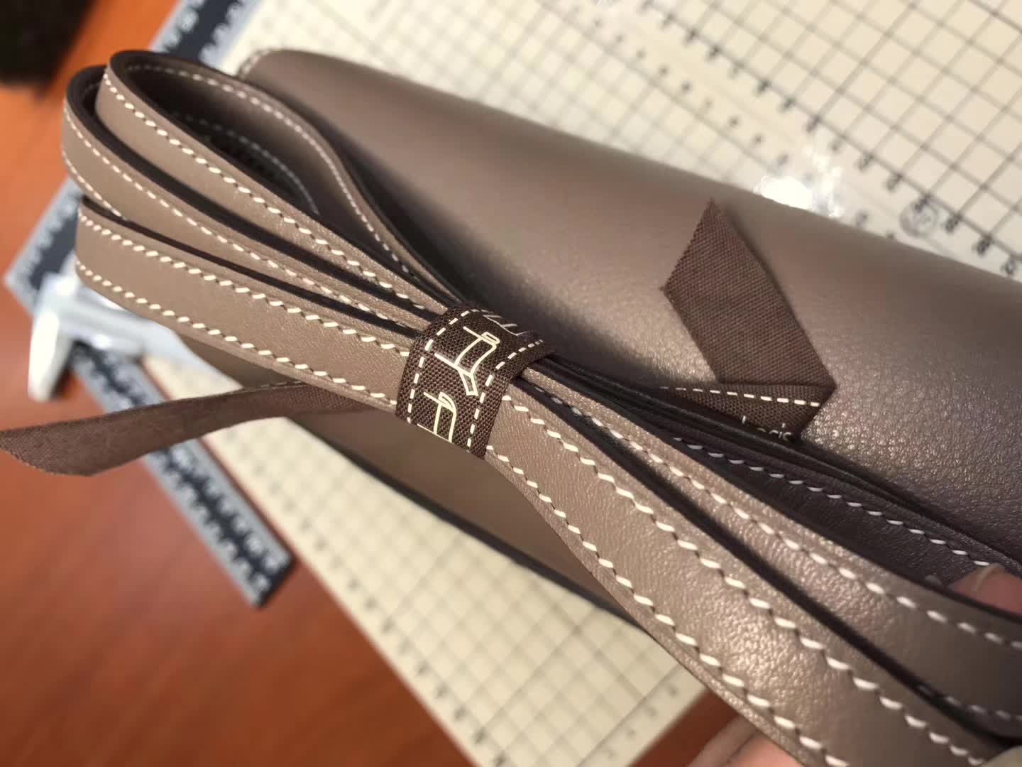 爱马仕官网同步 专柜断货颜色 Hermes Roulis mini 19 大象灰 Etoupe CK18