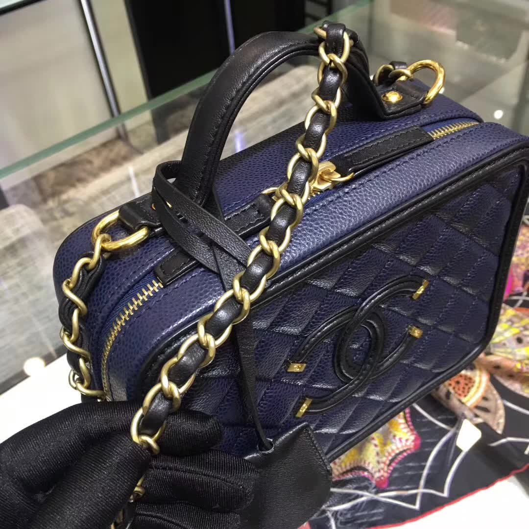 Chanel 香奈儿 化妆包 相机包 金扣 进口的意大利lili拉链 广州白云皮具城
