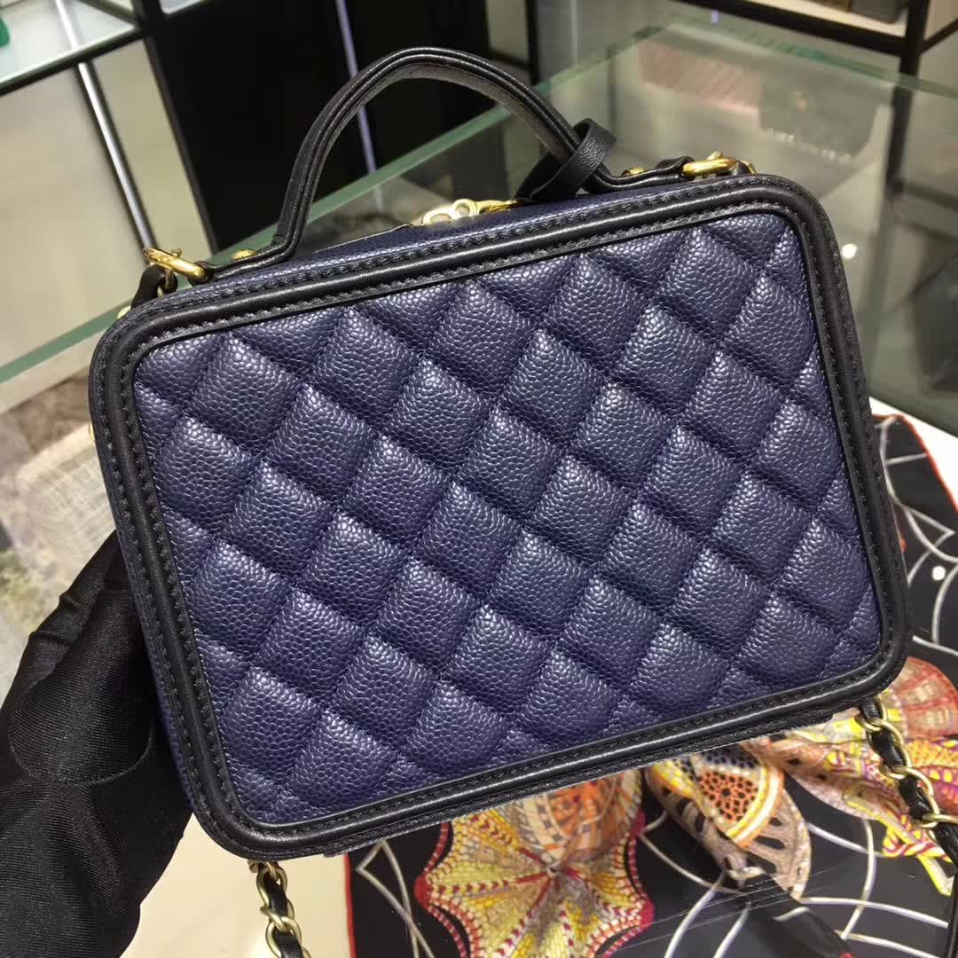 Chanel 香奈儿 化妆包 相机包 金扣 进口的意大利lili拉链 广州白云皮具城