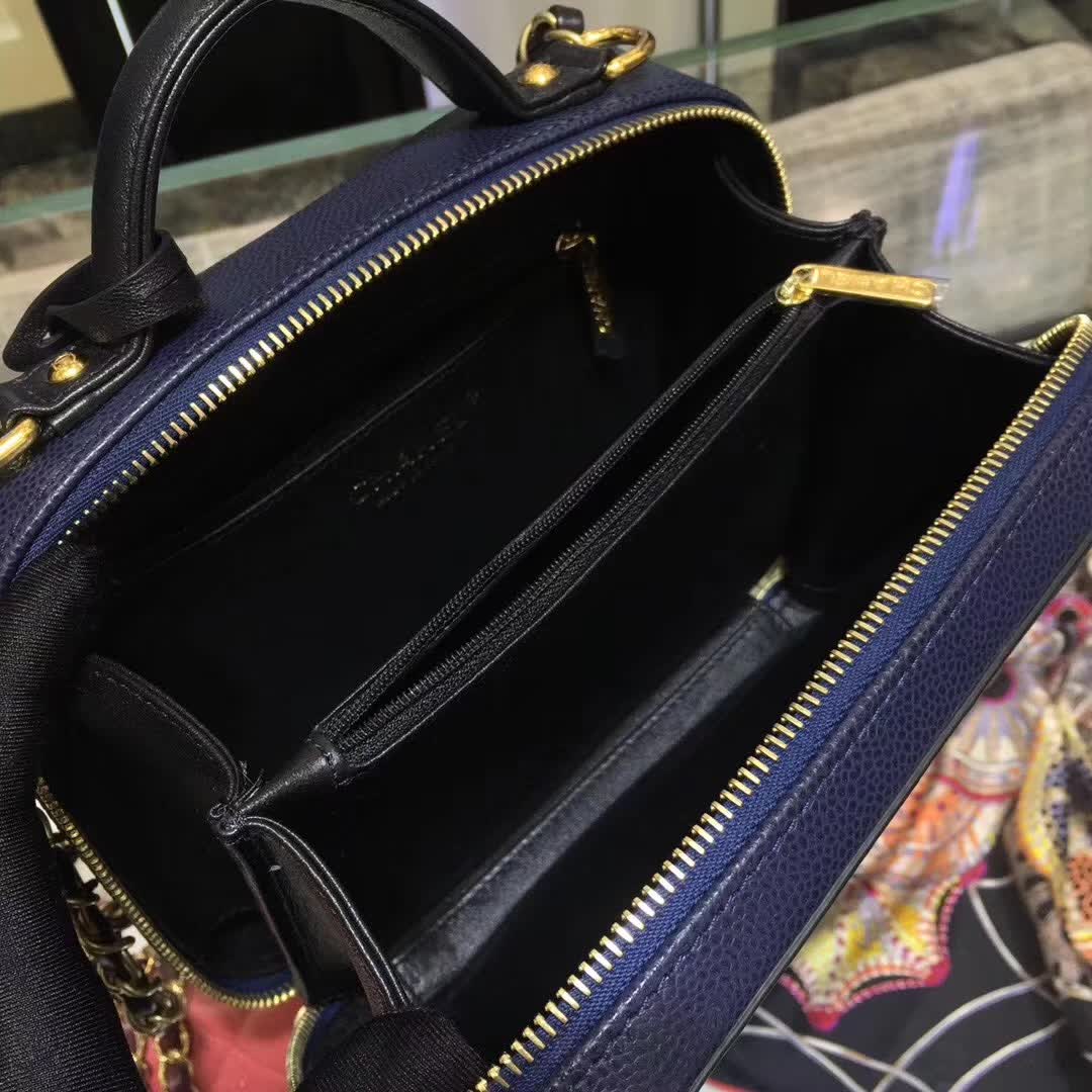 Chanel 香奈儿 化妆包 相机包 金扣 进口的意大利lili拉链 广州白云皮具城