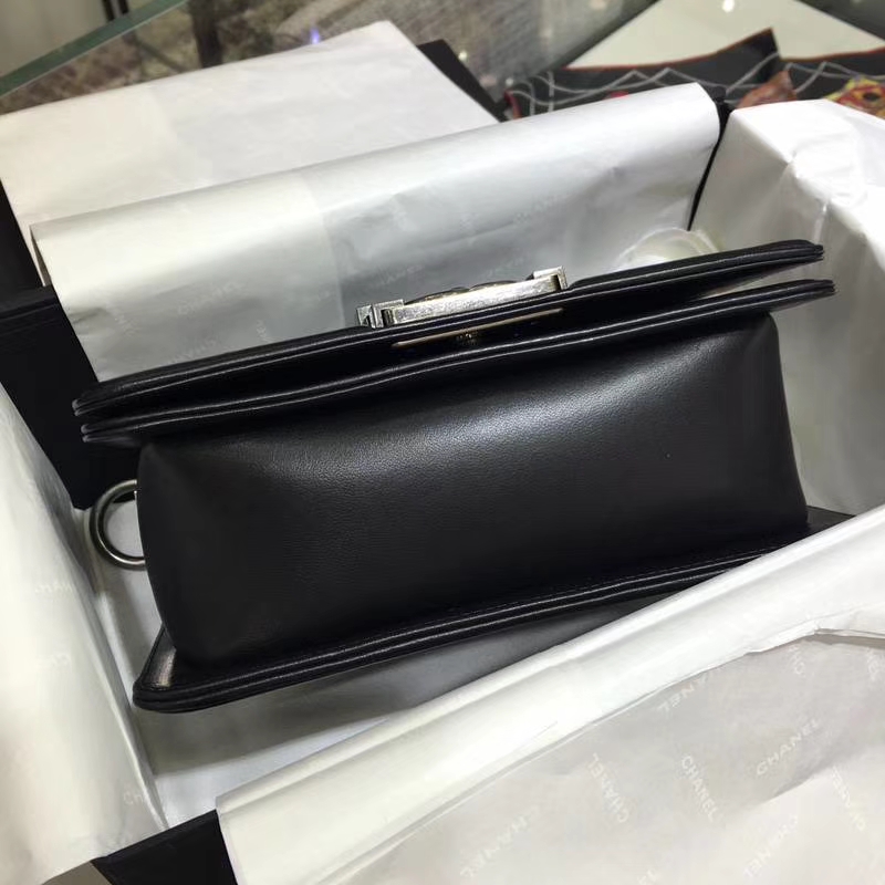 CHANEL 香奈儿 Leboy Bag 小羊皮 黑色 20cm 古银扣