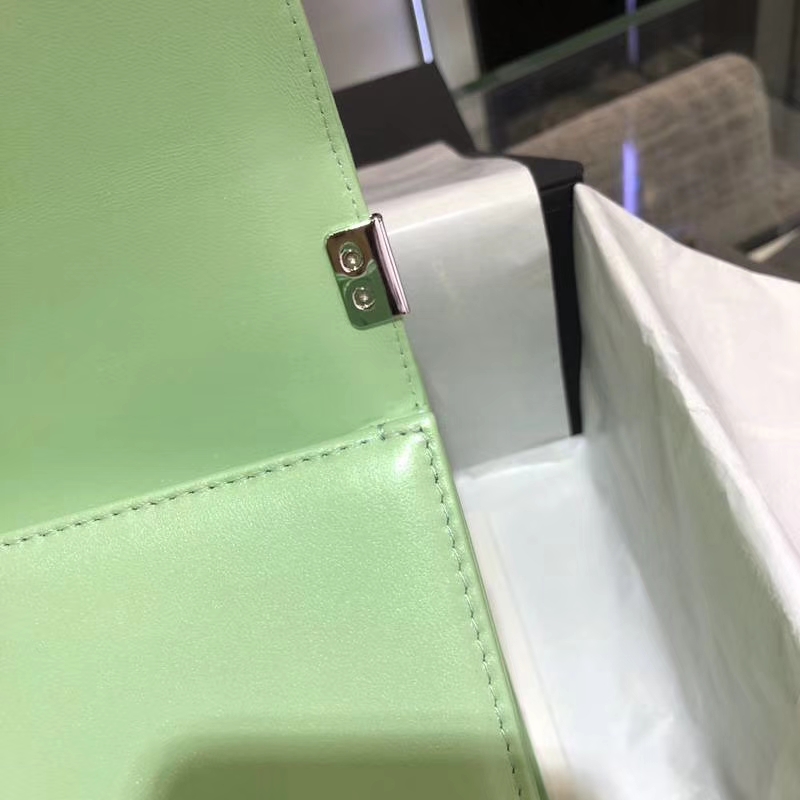 Chanel 香奈儿 Leboy Bag 大V款 小羊皮 珠光绿色 25cm 大理石纹琉璃扣 Dream Bag系列