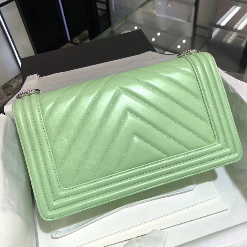 Chanel 香奈儿 Leboy Bag 大V款 小羊皮 珠光绿色 25cm 大理石纹琉璃扣 Dream Bag系列