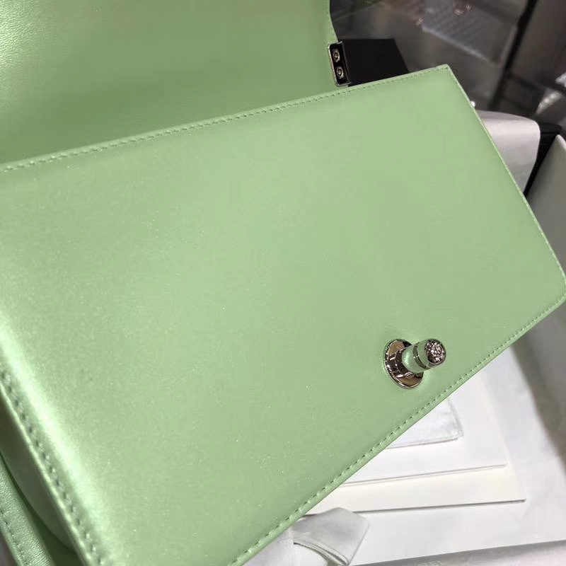 Chanel 香奈儿 Leboy Bag 大V款 小羊皮 珠光绿色 25cm 大理石纹琉璃扣 Dream Bag系列