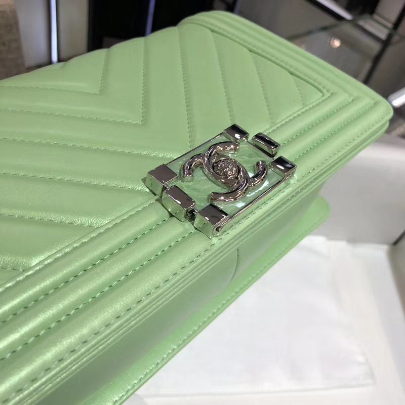 Chanel 香奈儿 Leboy Bag 大V款 小羊皮 珠光绿色 25cm 大理石纹琉璃扣 Dream Bag系列