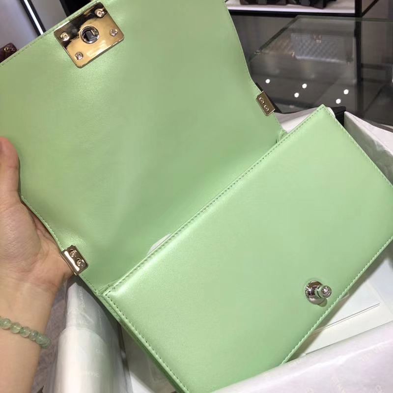 Chanel 香奈儿 Leboy Bag 大V款 小羊皮 珠光绿色 25cm 大理石纹琉璃扣 Dream Bag系列