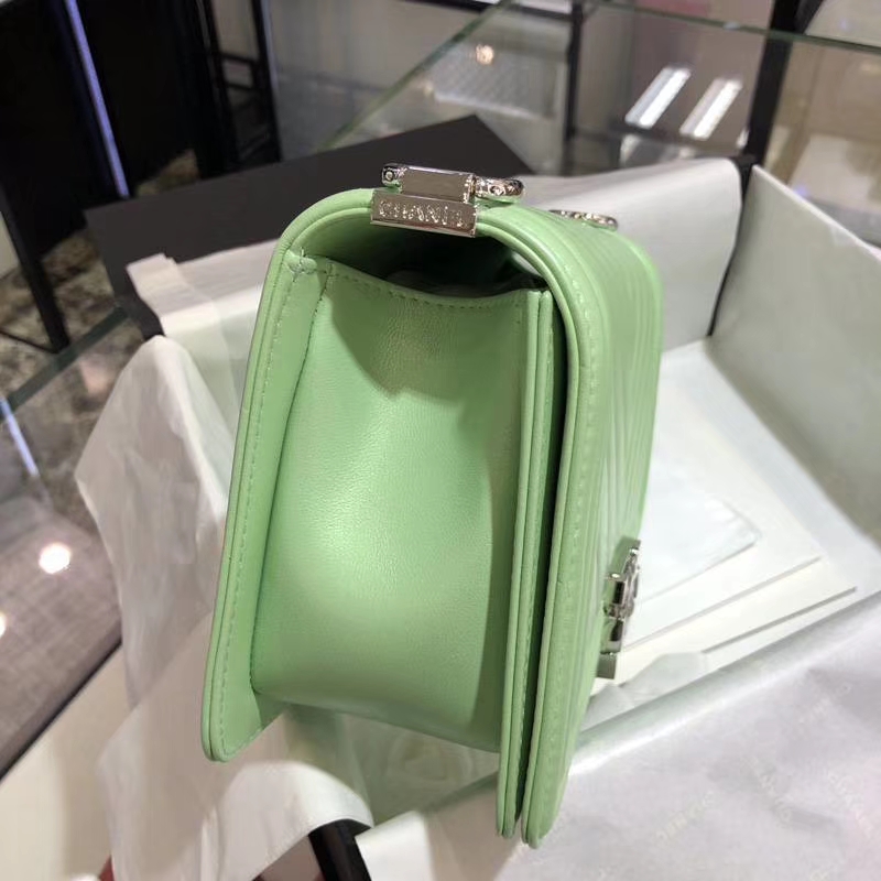 Chanel 香奈儿 Leboy Bag 大V款 小羊皮 珠光绿色 25cm 大理石纹琉璃扣 Dream Bag系列