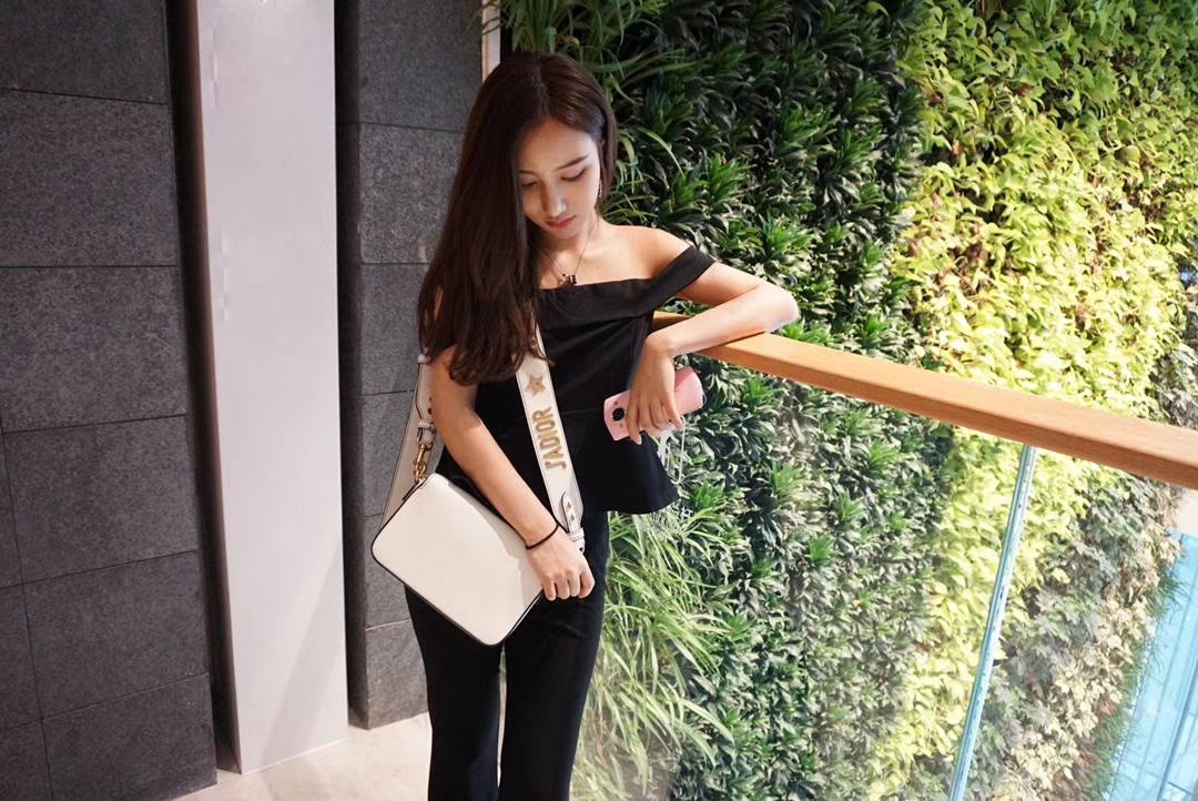 Dior 迪奥 网红同款 Dior手包 方便小巧实用 可搭配长肩带使用 白色