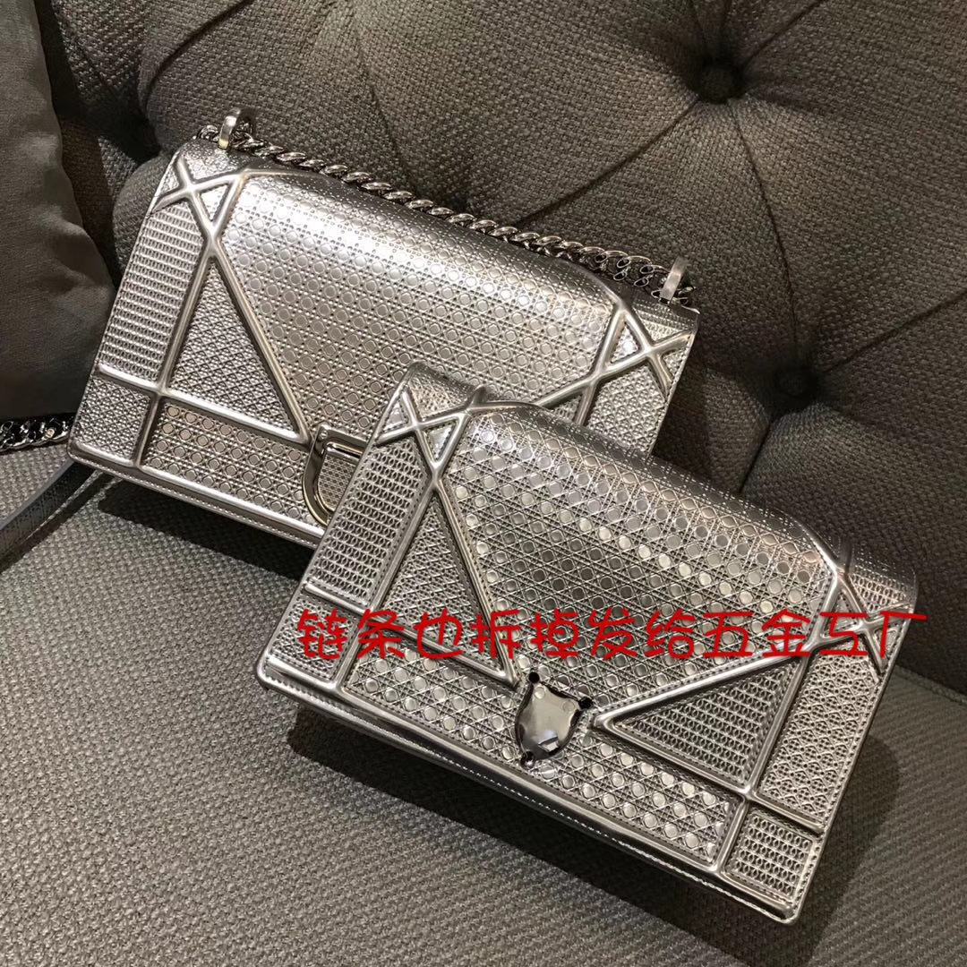 Dior 腾格纹金属银 25cm  原版 vs 大货