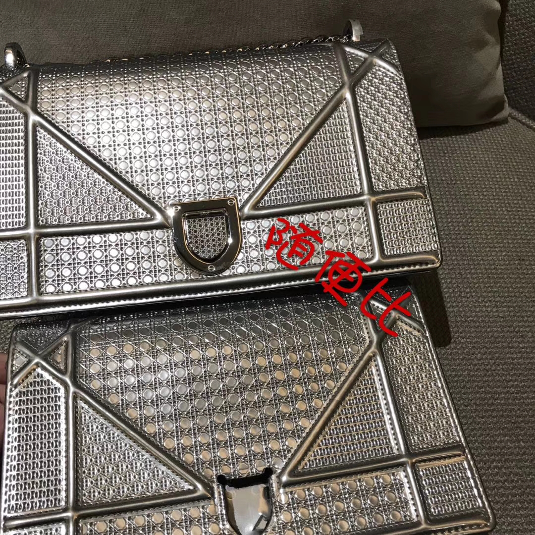 Dior 腾格纹金属银 25cm  原版 vs 大货