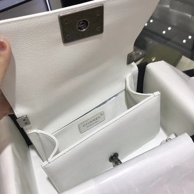 Chanel 香奈儿  Leboy Bag 鱼子酱 白色 20cm 古银扣