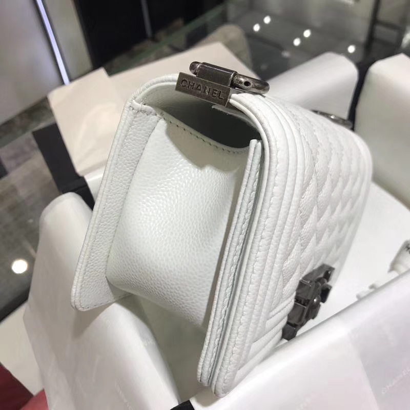 Chanel 香奈儿  Leboy Bag 鱼子酱 白色 20cm 古银扣