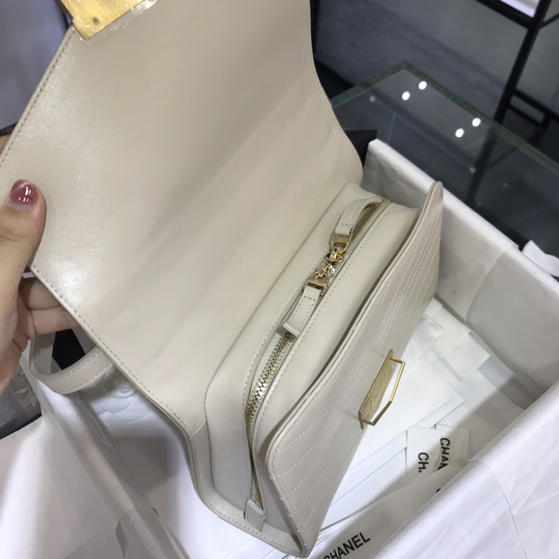 Chanel 新款 2018巴黎汉堡系列 进口牛皮 斜跨包 中号16x7x23cm 奶白色 现货