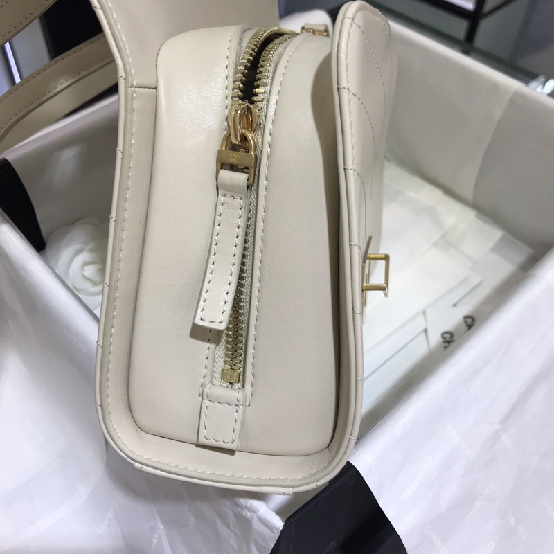 Chanel 新款 2018巴黎汉堡系列 进口牛皮 斜跨包 中号16x7x23cm 奶白色 现货