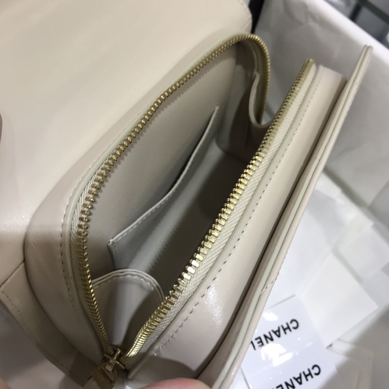 Chanel 2018巴黎汉堡系列 进口牛皮 斜跨包 小号14x6x19cm 奶白色现货 新款