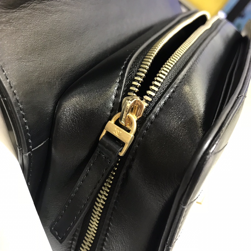 Chanel 新款 2018巴黎汉堡系列 进口牛皮 斜跨包 中号 现货 经典黑