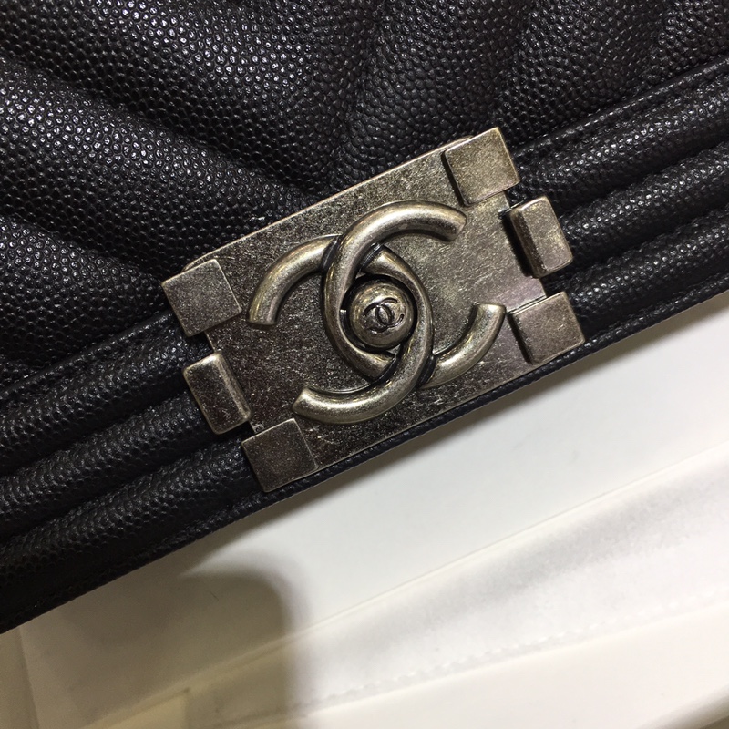Chanel 香奈儿 Leboy Bag 大V款 鱼子酱 黑色 25cm 复古银扣