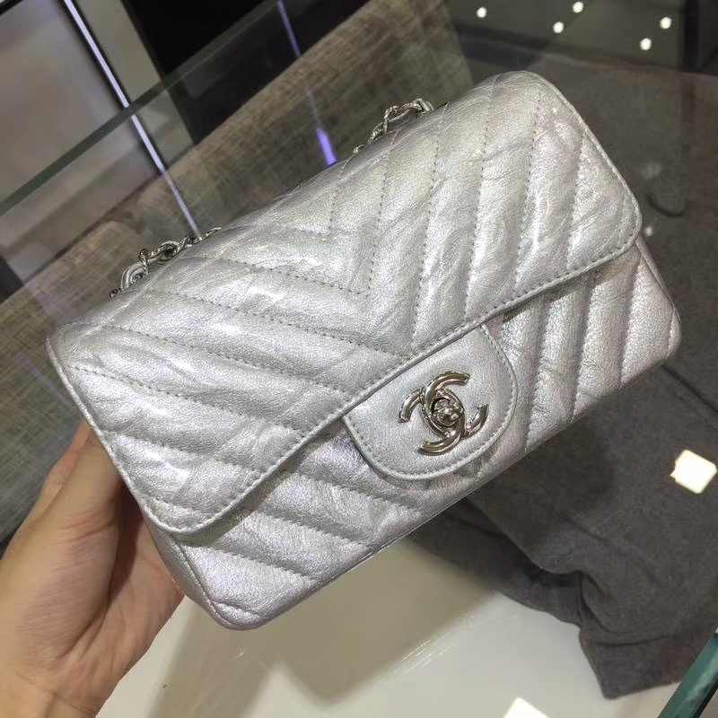 Chanel 香奈儿 Chanel Classic Flap 20cm 皱漆皮 银扣 内里皮皱外面皮是漆皮 有点特别