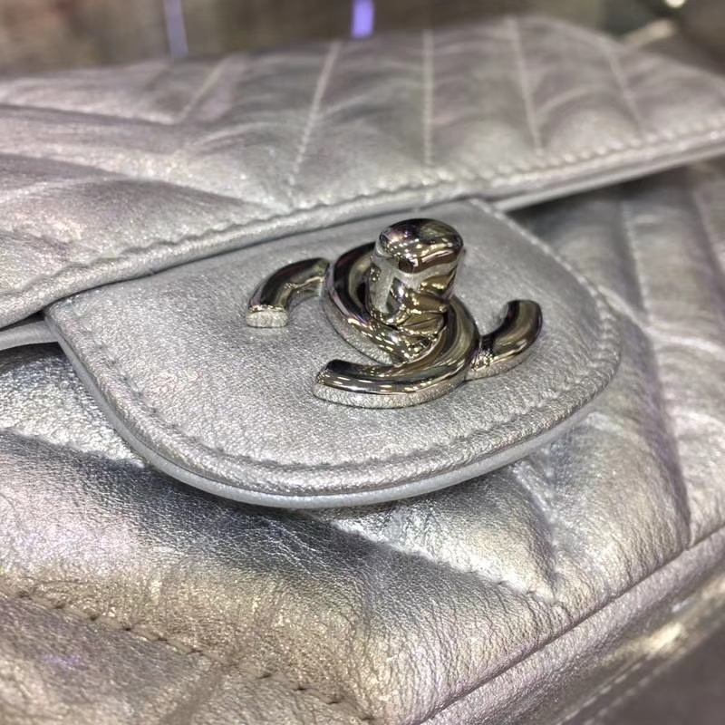 Chanel 香奈儿 Chanel Classic Flap 20cm 皱漆皮 银扣 内里皮皱外面皮是漆皮 有点特别