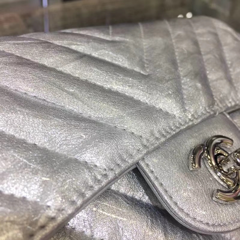 Chanel 香奈儿 Chanel Classic Flap 20cm 皱漆皮 银扣 内里皮皱外面皮是漆皮 有点特别