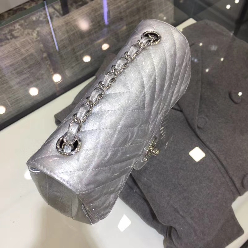 Chanel 香奈儿 Chanel Classic Flap 20cm 皱漆皮 银扣 内里皮皱外面皮是漆皮 有点特别