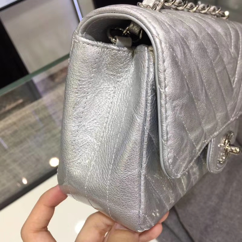 Chanel 香奈儿 Chanel Classic Flap 20cm 皱漆皮 银扣 内里皮皱外面皮是漆皮 有点特别