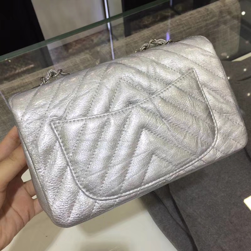 Chanel 香奈儿 Chanel Classic Flap 20cm 皱漆皮 银扣 内里皮皱外面皮是漆皮 有点特别